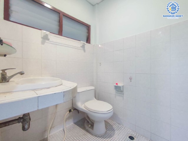 *****ทาวน์เฮ้าส์มือสองย่านนนทบุรี ม.ทรายทองวิลเลจ ติวานนท์ 45 เนื้อที่เยอะถึง 22 ตร.ว. ฟังก์ชัน 3 ห้องนอน 2 ห้องน้ำ 1 ที่จอดรถ บนทำเลเชื่อมต่อใจกลางเมือง ใกล้ห้าแยกปากเกร็ด, เซ็นทรัลแจ้งวัฒนะ, เซ็นทรัลรัตนาธิเบศร์, และรถไฟฟ้าสายสีชมพู "สถานีกระทรวงสาธารณสุข"